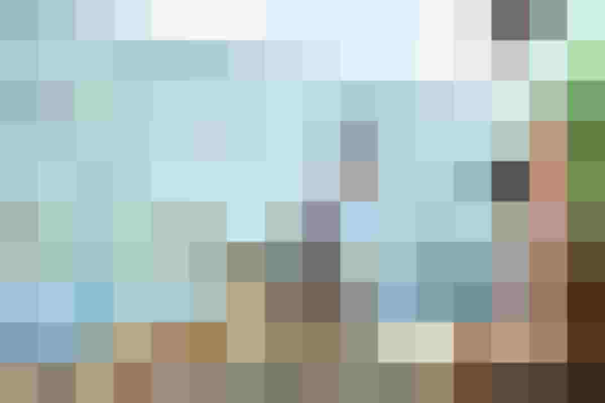 Auszubildende der Tischlerei beim Bretter streichen.