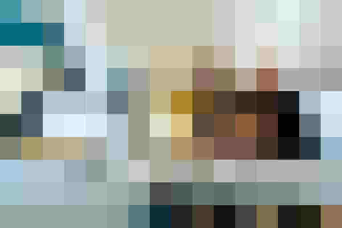 Ausbilder und Tischlermeister Andreas Gstader zeigt seinem Auszubildenden auf was er beim Sägen achten muss.