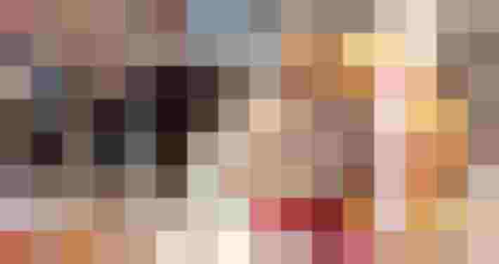 Verkäufer in Marktfiliale steht hinter einem Gebäckstand