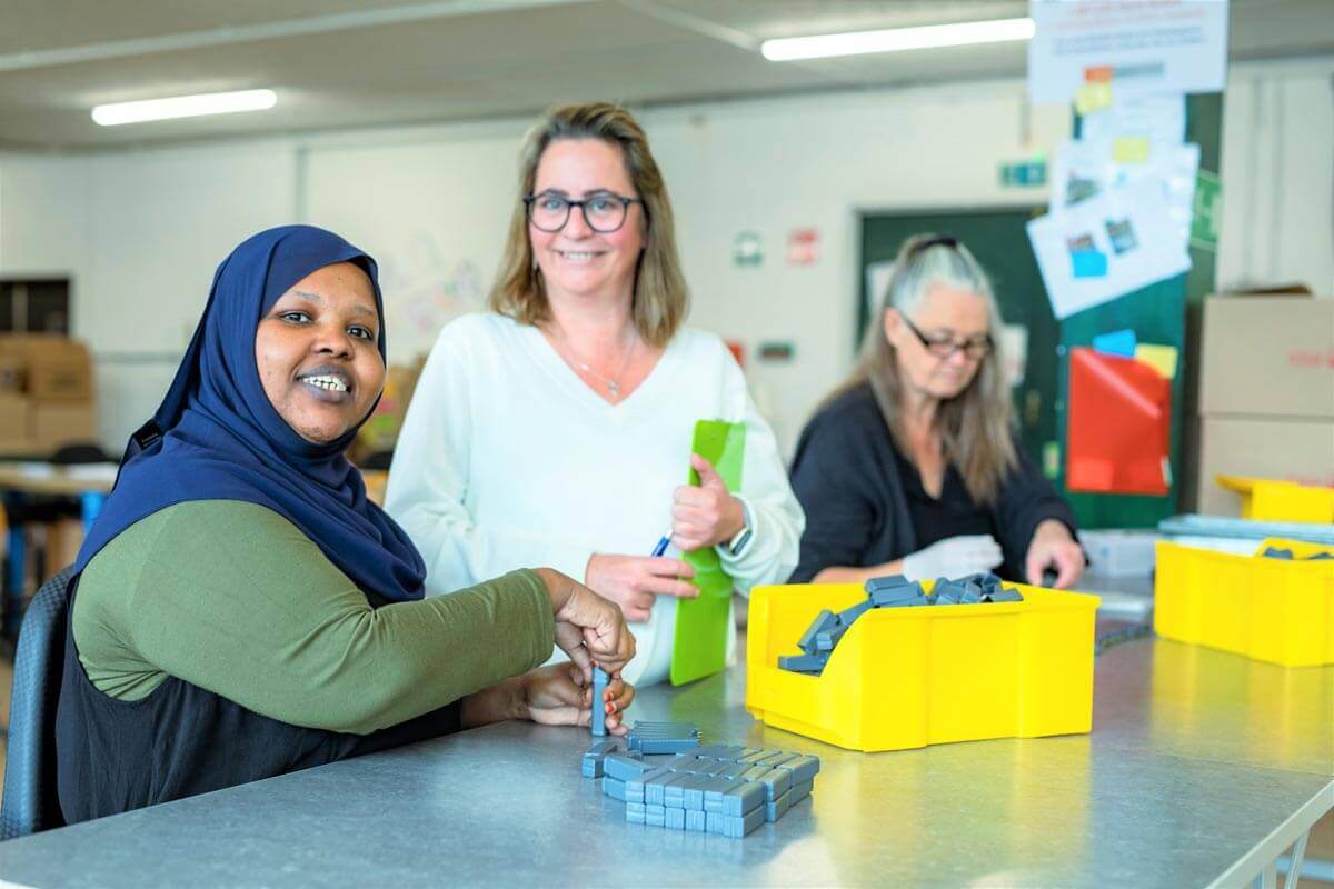 Katharina Trentinaglia, Standortverantwortliche für Werkstatt und Produktion, bei der Qualitätsprüfung.