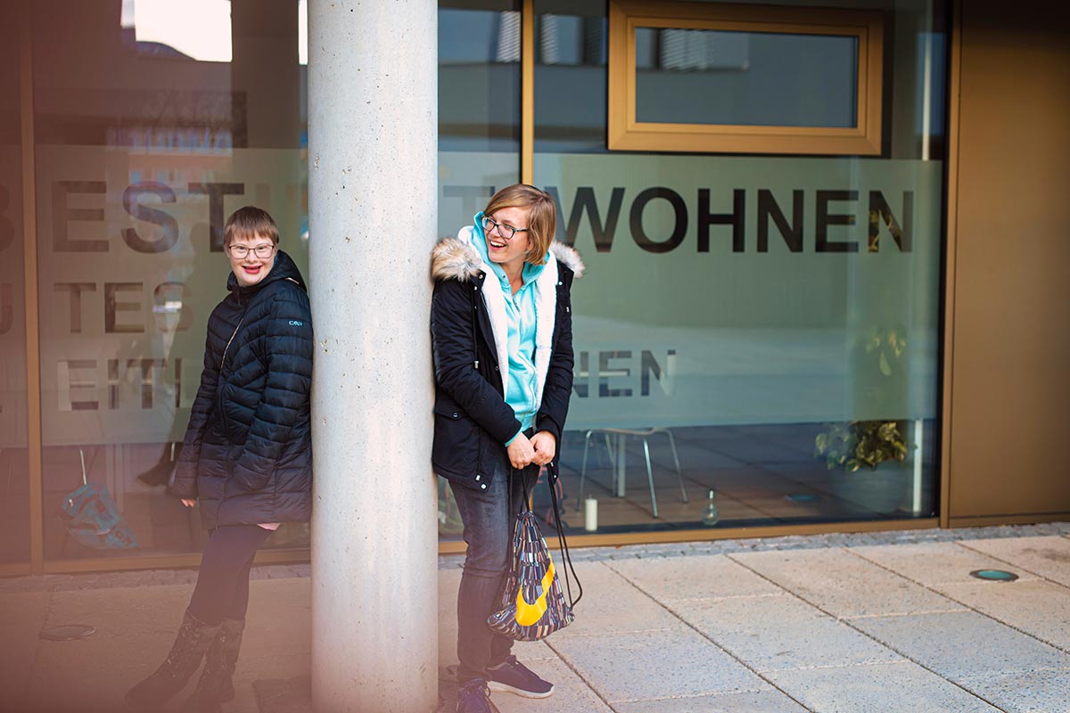 Zwei Bewohnerinnen von wohnenanderskompetent vor dem Büro in Saalfelden.