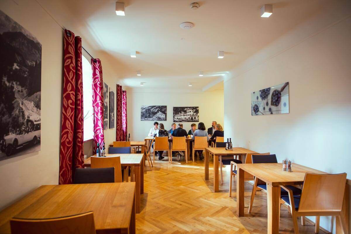 Im Bistro am Campus von Oberrain wird in stilvollem gemütlichen Ambiente das frisch zubereitete Mittagessen eingenommen.