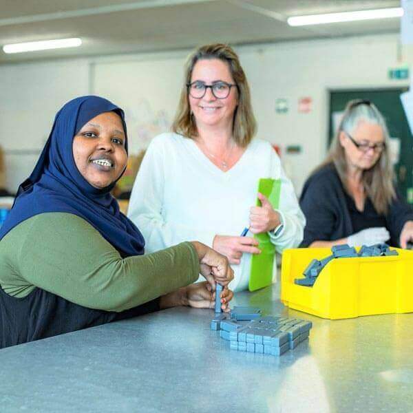 Eine Fachbetreuerin und Mitarbeiterinnen von frauenanderskompetent