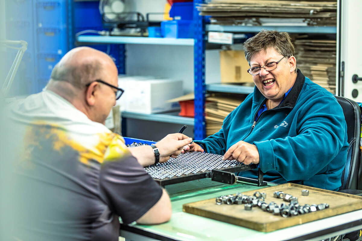 Zwei Mitarbeiter bei der Montage von Übermuttern