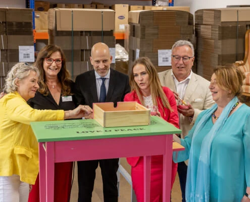 V.l.n.r.: Susanne Erhart Betriebsleiterin frauenanderskompetent, Gudrun Mosler-Törnström, BSc, Präsidentin der ARGE für Rehabilitation, Bundesminister für Arbeit Univ.-Prof. Dr. Martin Kocher, AMS-Landesgeschäftsführerin Jacqueline Beyer, Landeshauptmann-Stellvertreter Dr. Heinrich Schellhorn sowie anderskompetent Geschäftsführerin Mag.a Ernestine Harrer eröffnen den neuen Standort in der Roittnerstraße 9, in Salzburg. Gemeinsam wurde eine altes, vom Sperrmüll gerettetes Tischchen zu neuem Leben erweckt und mit den prominenten Unterschriften versehen. Das exklusive Werkstück wird anschließend im FunkelNagel-Shop verkauft.