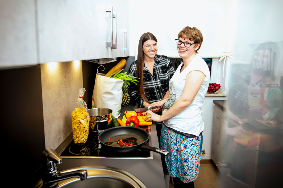 Wohnbetreuerin unterstützt Bewohnerin beim Kochen