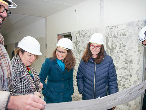 Frau Mag. Berthold, Frau Mag. Harrer und Fr. Mosler-Törnström betrachten den Bauplan