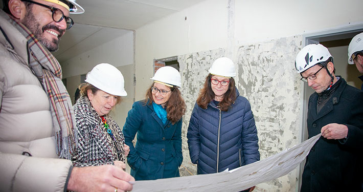 Frau Mag. Berthold, Frau Mag. Harrer und Fr. Mosler-Törnström betrachten den Bauplan