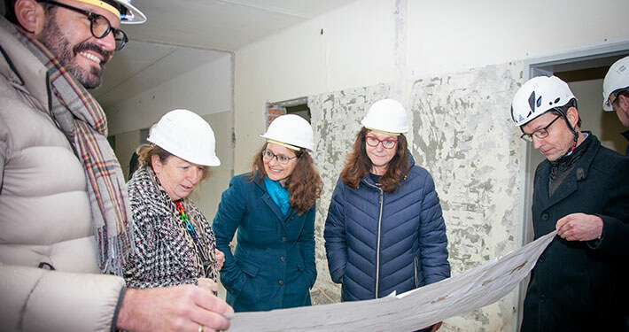 Beitragsbild_Baustellenbesuch-Berthold Frau Mag. Berthold, Frau Mag. Harrer und Fr. Mosler-Törnström betrachten den Bauplan
