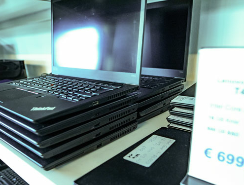gebrauchte Laptops im Verkaufsregal von PC-OK