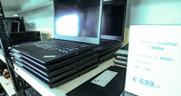ReUse_vs._Refurbished_Beitragsbild gebrauchte Laptops im Verkaufsregal von PC-OK