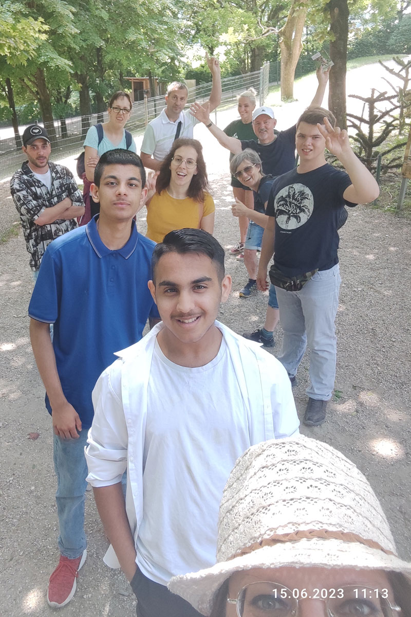 ein Selfie von Auszubildenden und MItarbeiterInnen der WIA im Zoo Schmiding