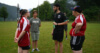 Jugendliche und ein Wohnbetreuer stehen auf dem Fußballplatz