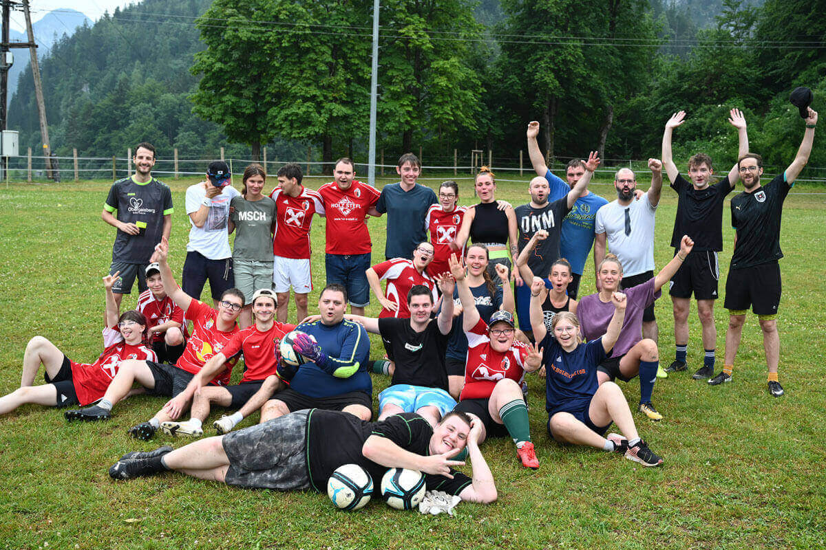 Gruppenbild der Spieler und des Schiedsrichters