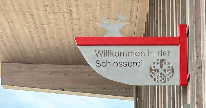 Ein modern interpretiertes Zunftzeichen an der Schlosserei.