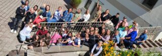 Gruppenfoto der Jugendlichen und MitarbeiterInnen von oberrainanderskompetent auf einer Treppe sitzend