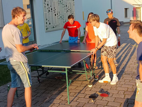 Jugendliche am Campus oberrain bauen eine Tischtennisplatte auf