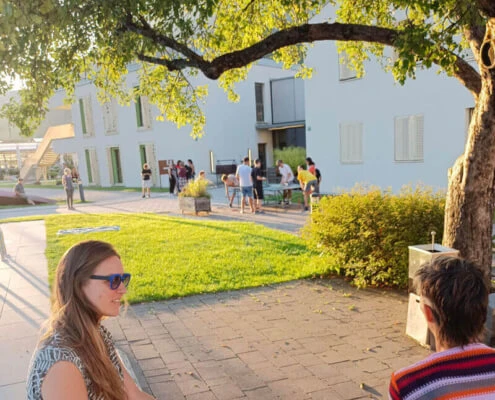 Zwei Wohnbetreuerinnen beobachten das Treiben am Campus von oberrainanderskompetent. 