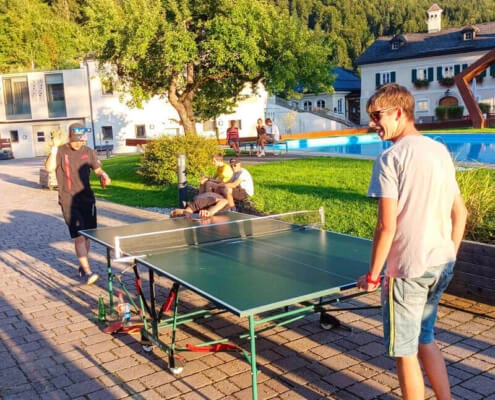 Jugendliche spielen am Campus von oberrainanderskompetent Tischtennis