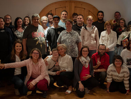 Gruppenfoto BewohnerInnen und BetreuerInnen von wohnenanderskompetent