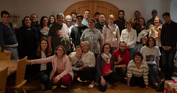 wohnenanderskompetent_Grillfest2023_Beitragsbild Gruppenfoto BewohnerInnen und BetreuerInnen von wohnenanderskompetent