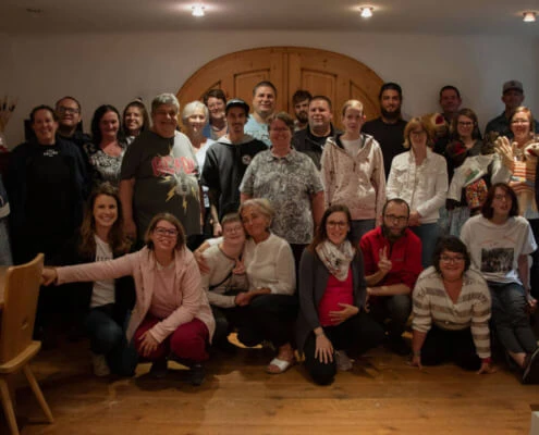 Gruppenbild aller Teilnehmer am Grillfest von wohnenanderskompetent