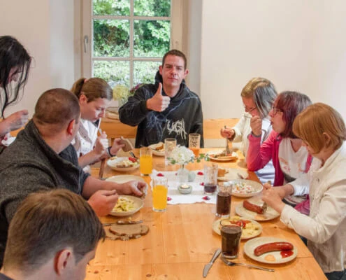 Die BewohnerInnen von wohnenanderskompetent genießen gemeinsam das Essen