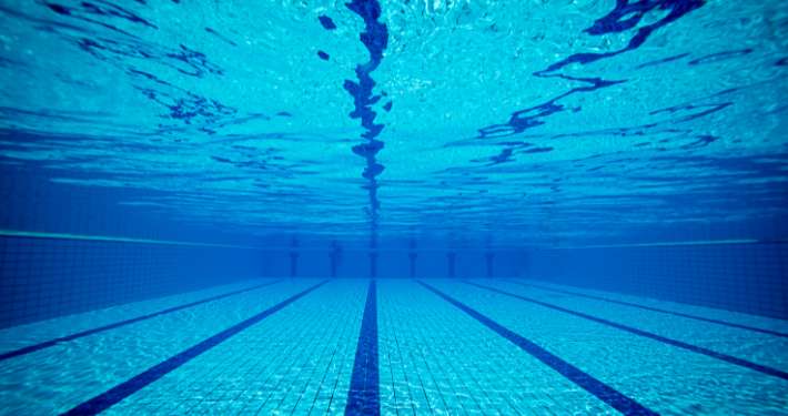 Unterwasseransicht eines Schwimmbeckens