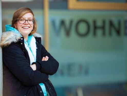 Bewohnerin vor dem Büro von wohnenanderskompetent in Saalfelden