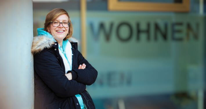 Titelbild-Blog-Wohnangebot Salzburg Bewohnerin vor dem Büro von wohnenanderskompetent in Saalfelden