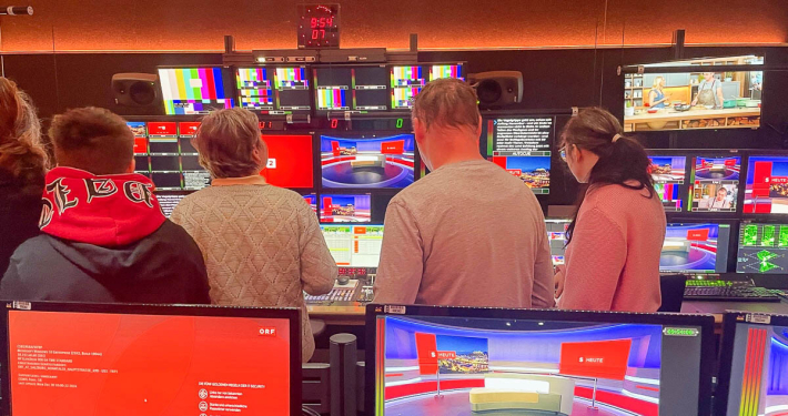 Vier Personen erleben inklusive Teilhabe beim Besuch im ORF-Landesstudio Salzburg, Arbeitsintegration