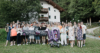 Gruppe von Menschen feiert Jubiläum im Freien vor Haus