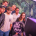 Gruppe junger Menschen posiert vor Fotobox mit Pflanzenhintergrund