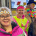 Vier Mitarbeitende feiern Fasching in einer Werkstatt, mit Blumenkranz, buntem Outfit und Kostümaccessoires